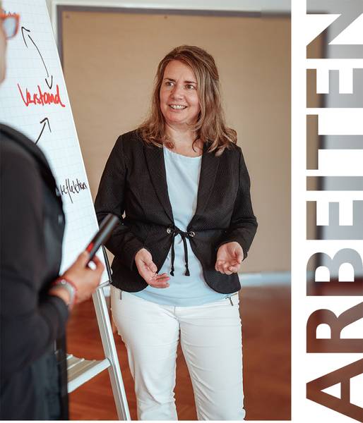 Frau argumentiert vor Flipchart
